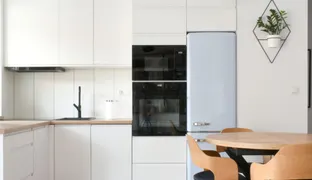 Mieszkanie z błękitną kanapą