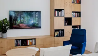 Salon mieszkania miłośniczki żeglarstwa i zagranicznych