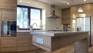 Stół z powyłamywanymi nogami