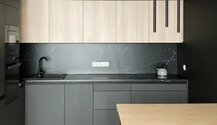 Udomowiony loft - kuchnie w ciemnej tonacji