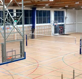 MOSIR ZGIERZ.  Wykonanie podłogi sportowej na konstrukcji legarowej w nowej hali sportowej