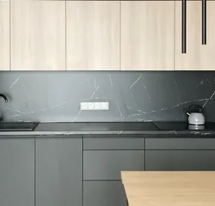 Udomowiony loft - kuchnie w ciemnej tonacji