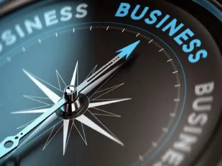 Kompas symbolizujący system zgodności, gwarantujący rzetelność działania firmy.