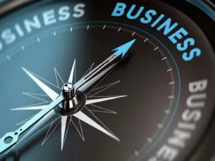 Kompas symbolizujący system zgodności, gwarantujący rzetelność działania firmy.