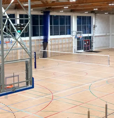 MOSIR ZGIERZ.  Wykonanie podłogi sportowej na konstrukcji legarowej w nowej hali sportowej