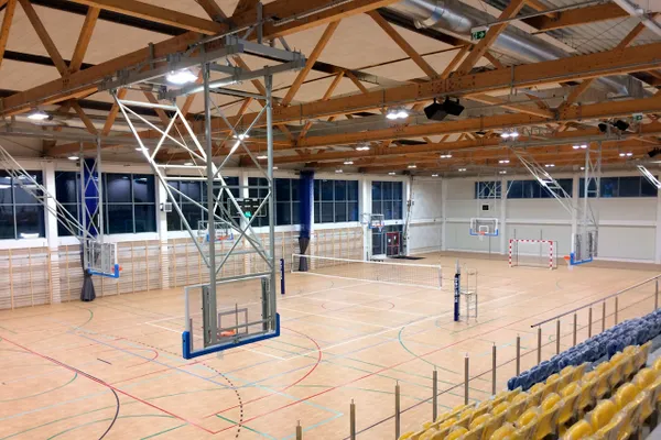 MOSIR ZGIERZ.  Wykonanie podłogi sportowej na konstrukcji legarowej w nowej hali sportowej, Realization image 1