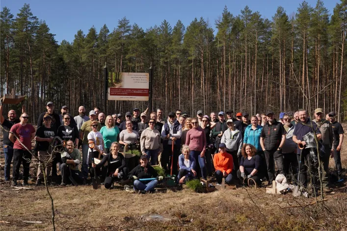 Zdjęcie zespołu biorącego udział w akcji sadzenia lasu 3.04.2025 roku.