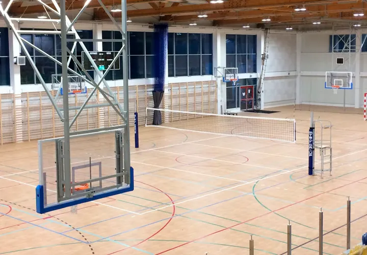 MOSIR ZGIERZ.  Wykonanie podłogi sportowej na konstrukcji legarowej w nowej hali sportowej